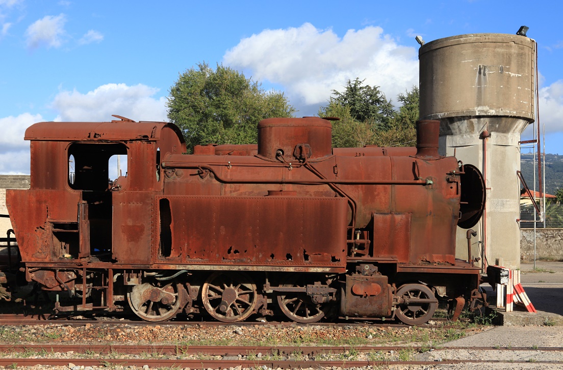 Schrott im Bahnhof Tempio, Sardinien, 01.09.2014.
