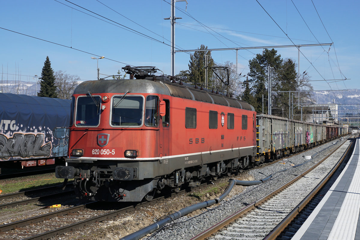 Schrottzug mit der Re 620 05-5  SCHÖNENWERD  in Gerlafingen am 23. März 2021.
Foto: Walter Ruetsch