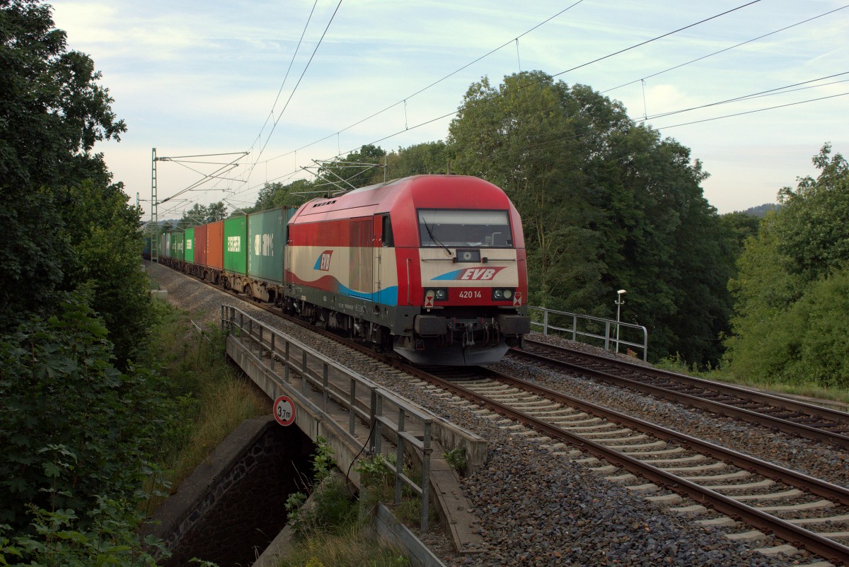 Schub- bzw. Schlusslok am Container nach Wiesau mit der ER20 420 14 von EVB. Aufgenommen am 01.08.2015 in Liebau/Pöhl