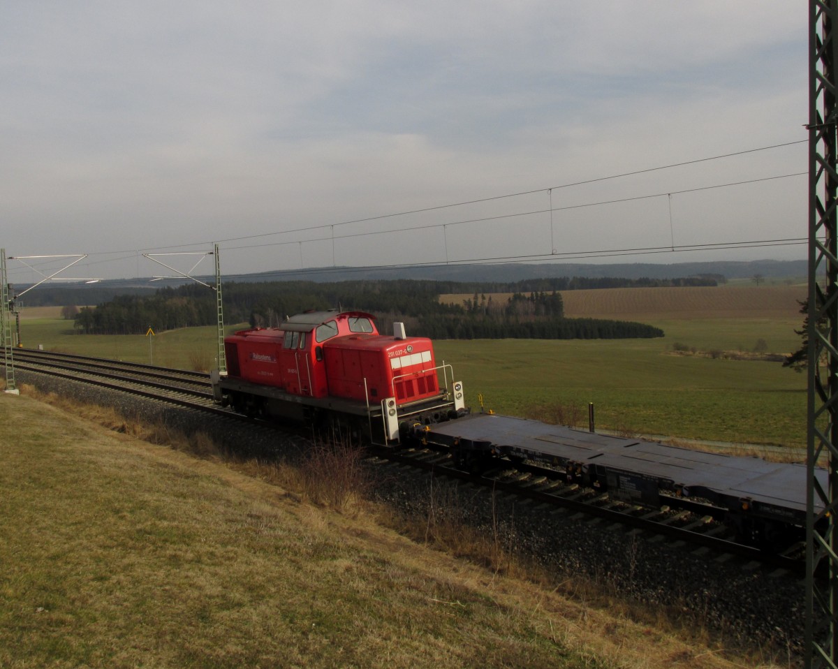 Schubleistung am Containerzug mit der 291 037 von Railsystems, gesehen am 17.3.2015 bei Schönberg.
