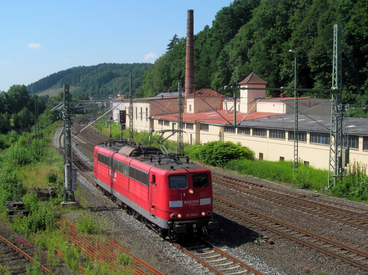 Schublok 151 148-4 steht am 19. Juli 2014 auf Gleis 1 im Bahnhof Kronach.