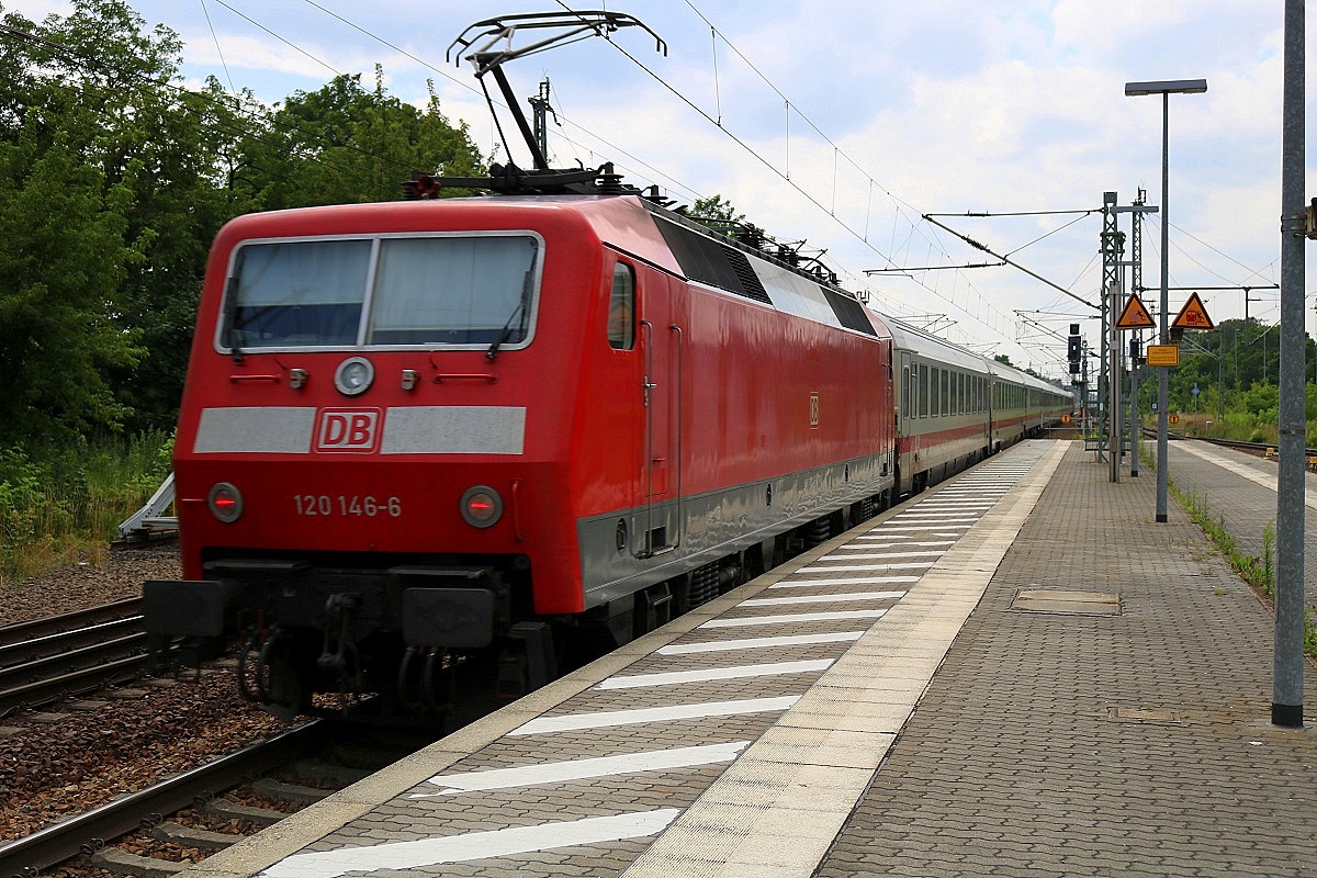 Schublok des IC 2301 (Linie 28) von Warnemünde nach München Hbf war 120 146-6. Durch einen Steuerwagendefekt wurde jedoch mit 101 017-2 als Zuglok in Doppeltraktion gefahren. Hier durchfährt der Zug den Bahnhof Jüterbog. [8.7.2017 - 14:01 Uhr]