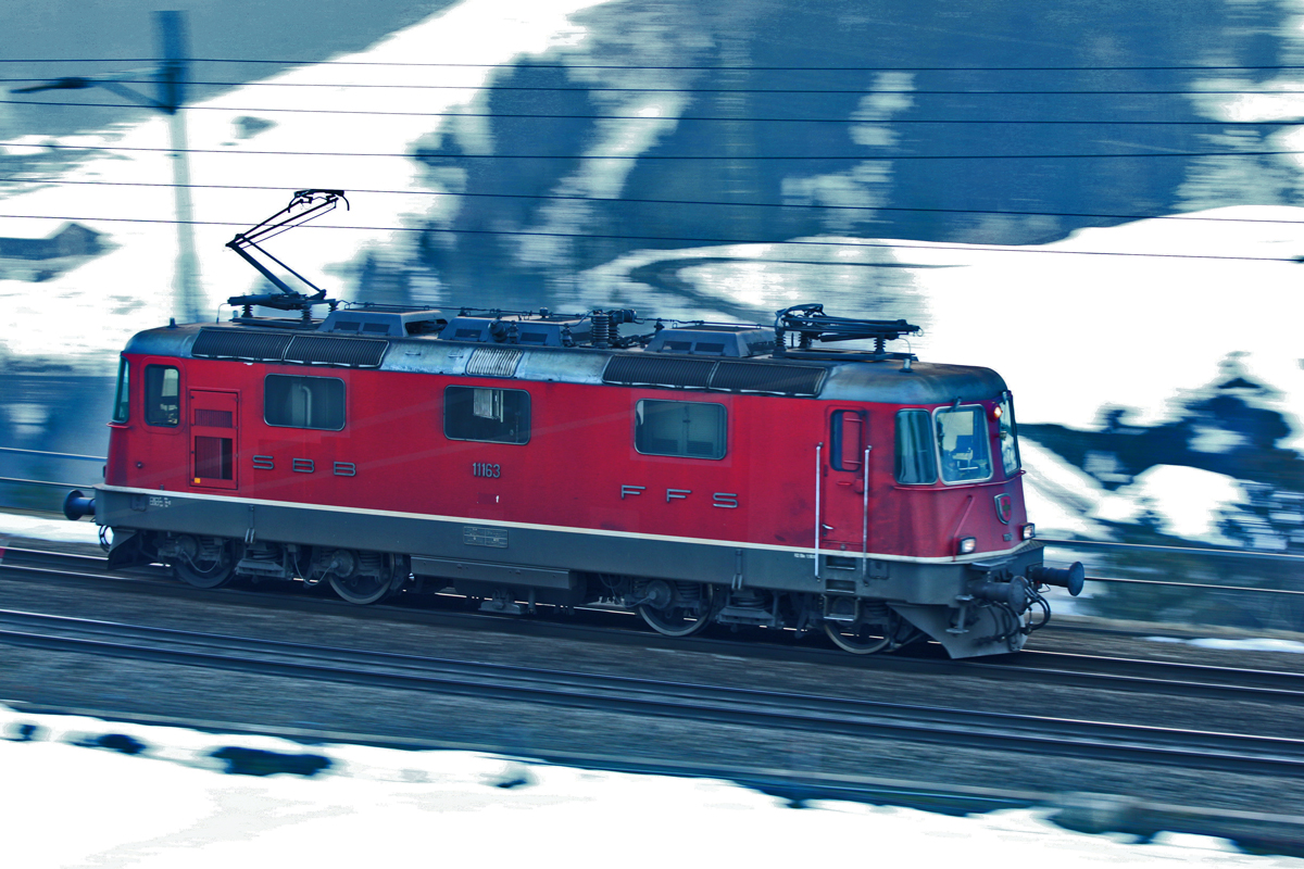Schublok Re 4/4 II 11163 saust wieder zu Tale.Bild Wassen vom 18.2.2015