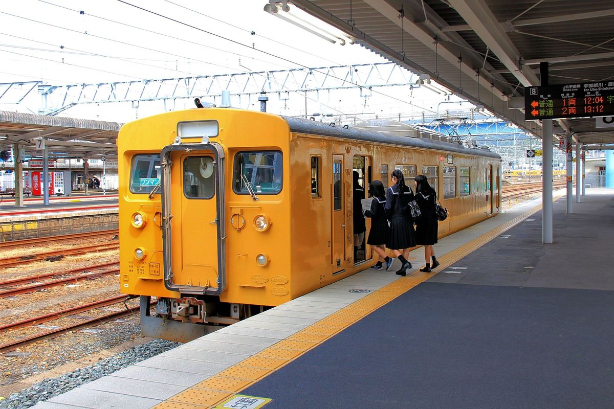 Schülerinnen besteigen die Lokalbahn (bzw. entern die Bahn, denn Einsteigtreppen gibt es in Japan nicht). Und Einzeltriebwagen (hier der alte ehemalige Staatsbahnwagen KUMOHA 123-2) finden sich nur an sehr abgelegenen Orten. In Shin Yamaguchi, 8.Oktober 2015.  