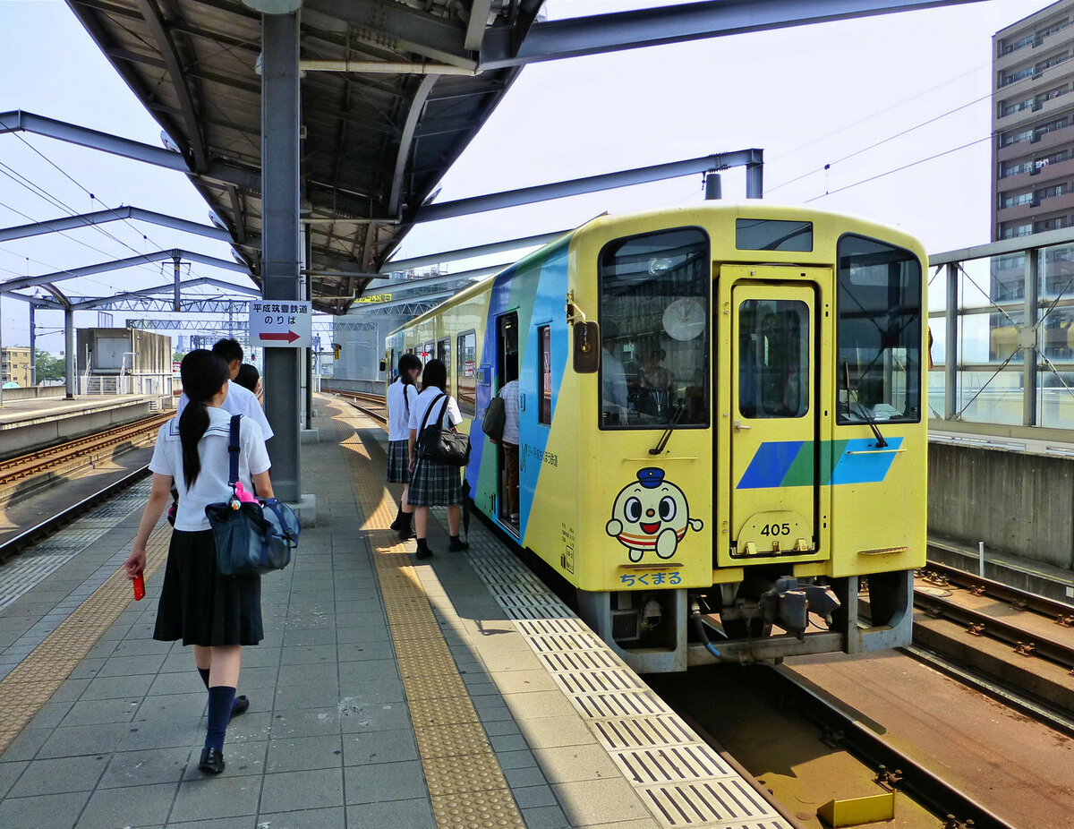 Schülerinnen besteigen Wagen 405 der Heisei Chikuhô Bahn. Yukuhashi, am östlichen Ende der Bahnlinie, 25.Juli 2013 