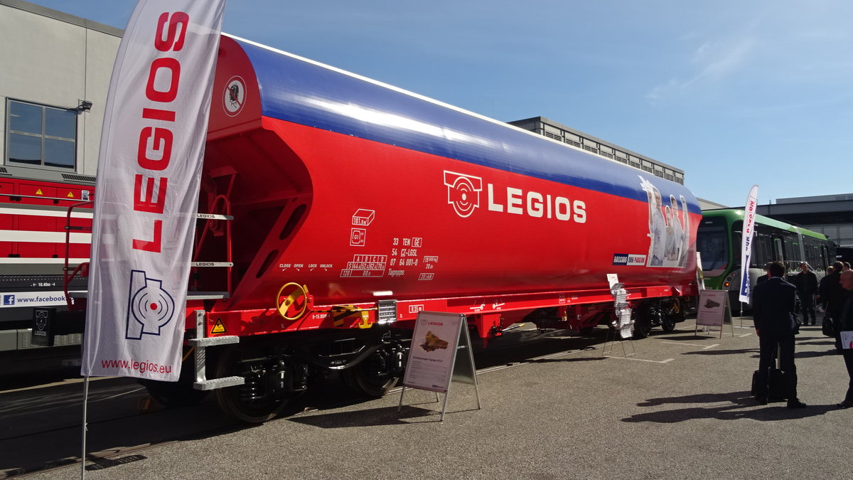 Schüttgutwagen  mit großem Volumen für LEGIOS für Getreide, in Berlin auf der Innotrans 2016. Freigelände. Aufgenommen am 22.9.2016 .         
  Wagennummer 33 TEN GE 54 CZ-LGSL 07 64 001-0 Tagnpps