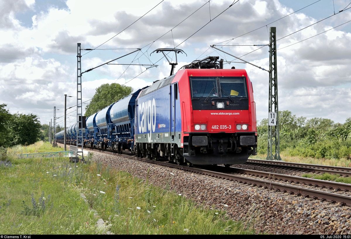 Schüttgutzug (Düngerzug?) mit Re 482 035-3 der SBB Cargo AG, vermietet an die Raildox GmbH & Co. KG, fährt beim Autobahnzubringer zwischen Zscherben und Angersdorf auf der Bahnstrecke Halle–Hann. Münden (KBS 590) Richtung Halle (Saale).
[5.7.2020 | 15:01 Uhr]