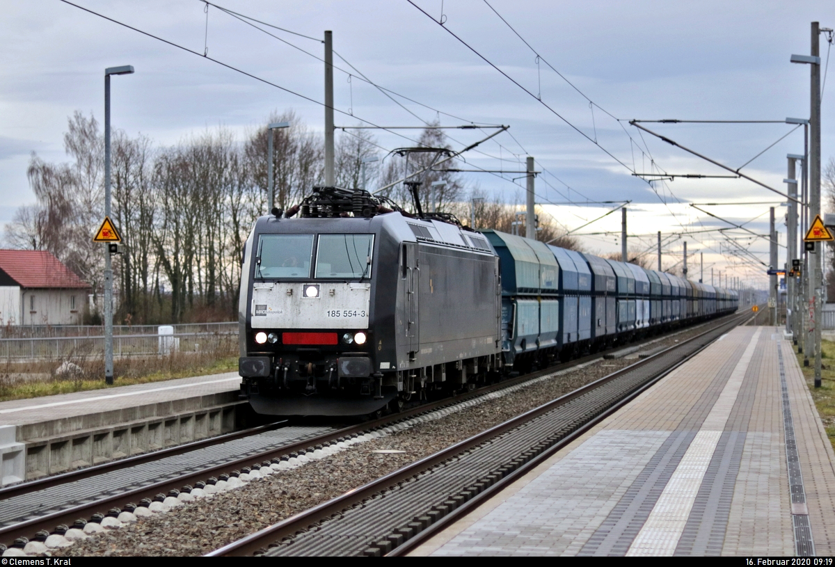 Schüttgutzug (Kohle?) der PKP Cargo mit 185 554-3 der Mitsui Rail Capital Europe GmbH (MRCE), vermietet an die CFL Cargo Deutschland GmbH, durchfährt den Hp Hohenthurm auf der Bahnstrecke Berlin–Halle (KBS 250) Richtung Bitterfeld.
[16.2.2020 | 9:19 Uhr]