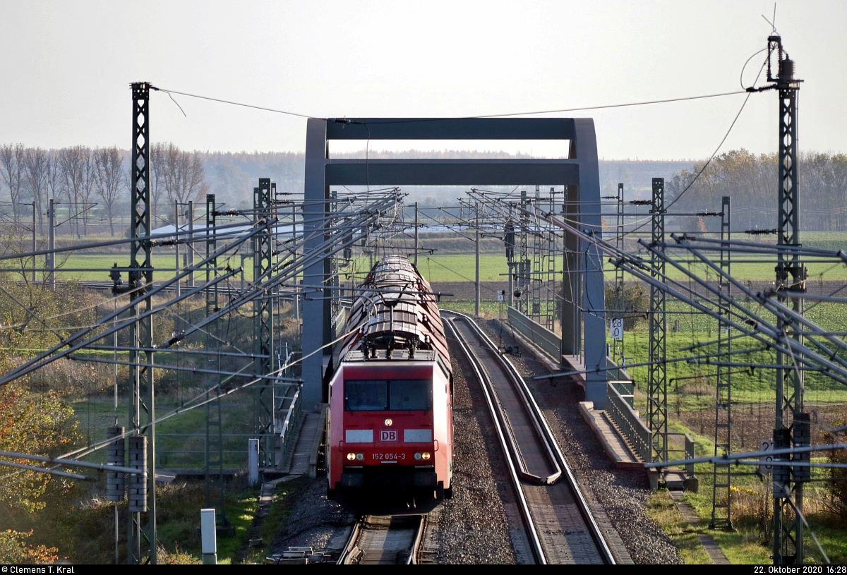 Schüttgutzug mit 152 054-3 (Siemens ES64F) überquert die Saale auf ihren letzten Flusskilometern, bevor der Bahnhof Calbe(Saale) Ost auf Gleis 3 Richtung Köthen Schönebeck(Elbe) durchfahren wird.
Aufgenommen von der Brücke zu Bahnsteig 2/3.

🧰 DB Cargo
🚩 Bahnstrecke Magdeburg–Leipzig (KBS 340)
🕓 22.10.2020 | 16:28 Uhr