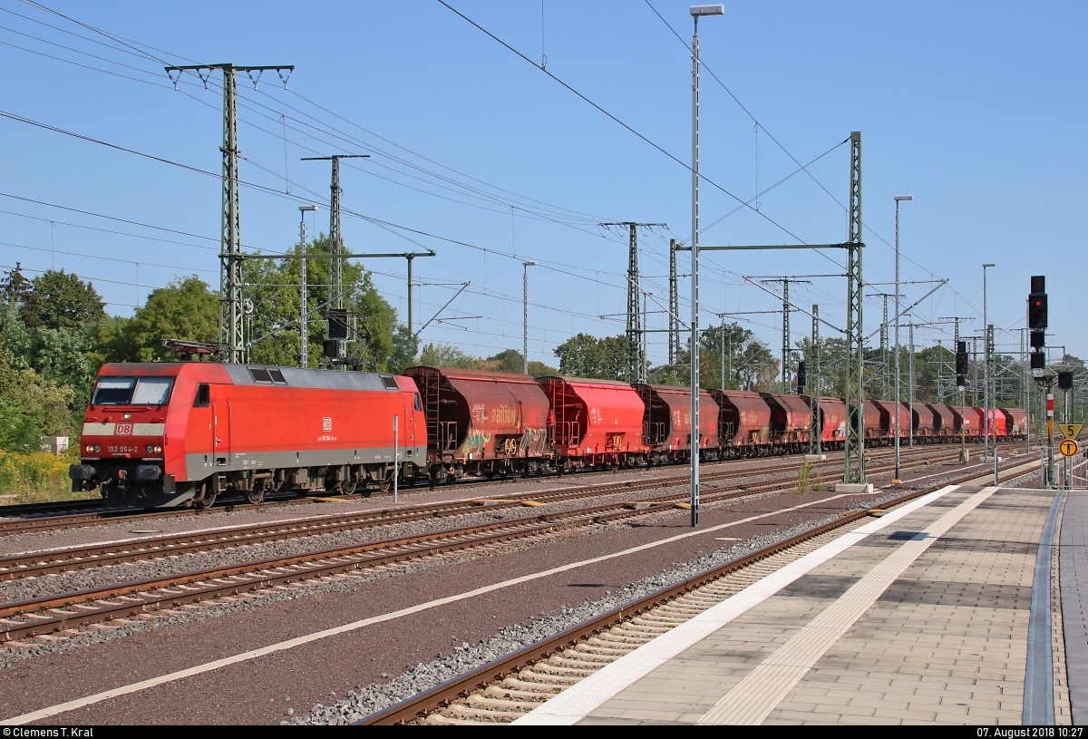 Schüttgutzug mit 152 064-2 DB durchfährt Magdeburg Hbf in südlicher Richtung.
[7.8.2018 | 10:27 Uhr]