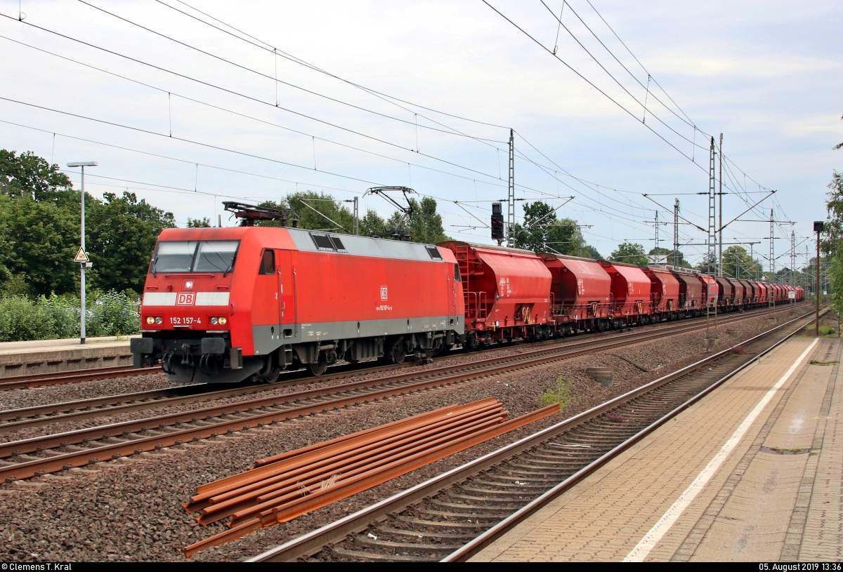 Schüttgutzug mit 152 157-4 DB durchfährt den Bahnhof Schwarzenbek auf der Bahnstrecke Berlin–Hamburg (KBS 100) Richtung Hamburg.
[5.8.2019 | 13:36 Uhr]
