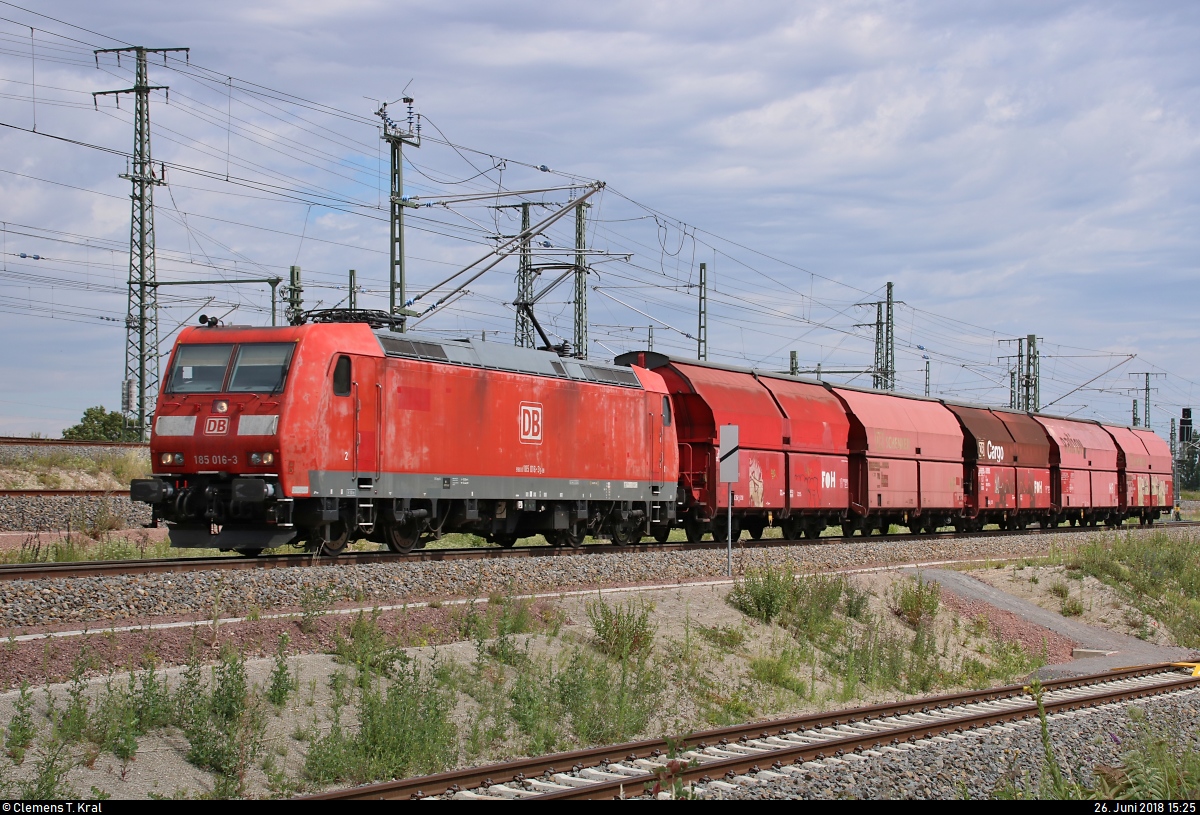 Schüttgutzug mit 185 016-3 DB fährt in Halle (Saale), Karl-von-Thielen-Straße, auf der Ostumfahrung für den Güterverkehr Richtung Norden.
(Neubearbeitung)
[26.6.2018 | 15:25 Uhr]