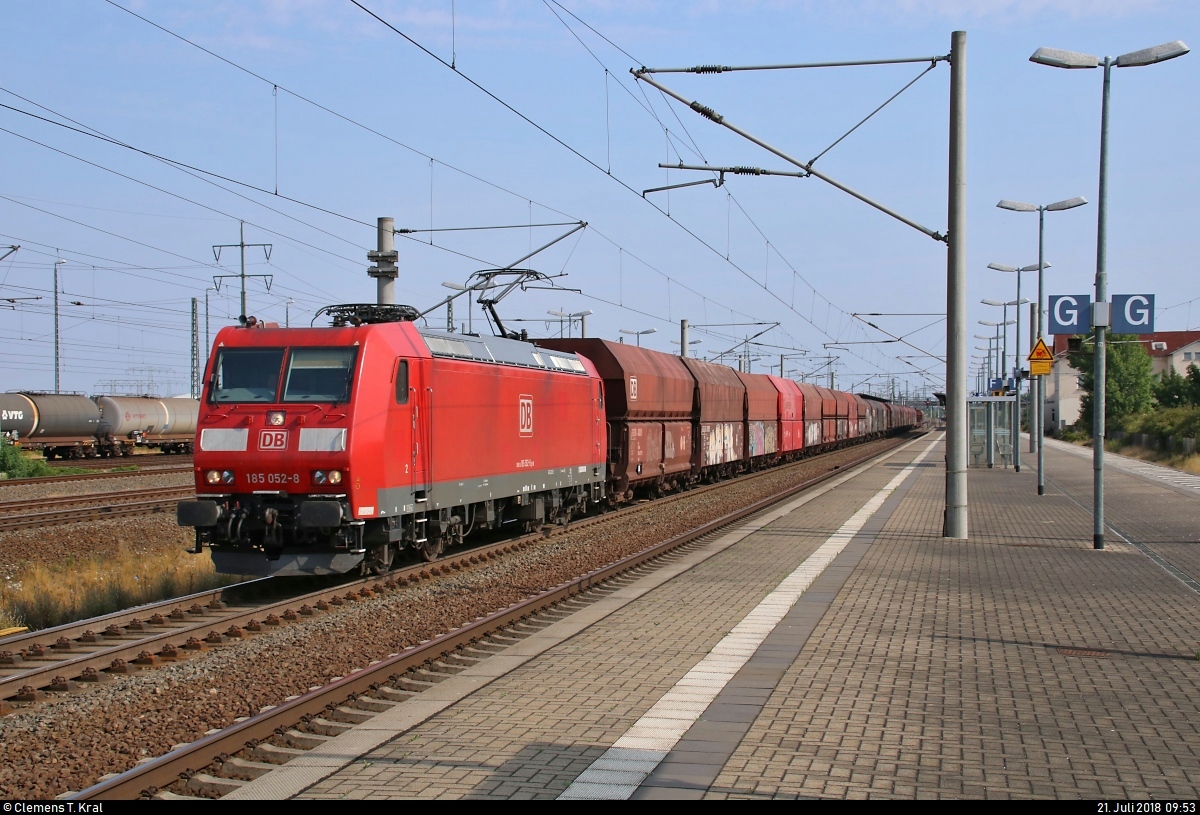 Schüttgutzug mit 185 052-8 DB durchfährt den Bahnhof Bitterfeld auf Gleis 3 in südlicher Richtung.
[21.7.2018 | 9:53 Uhr]