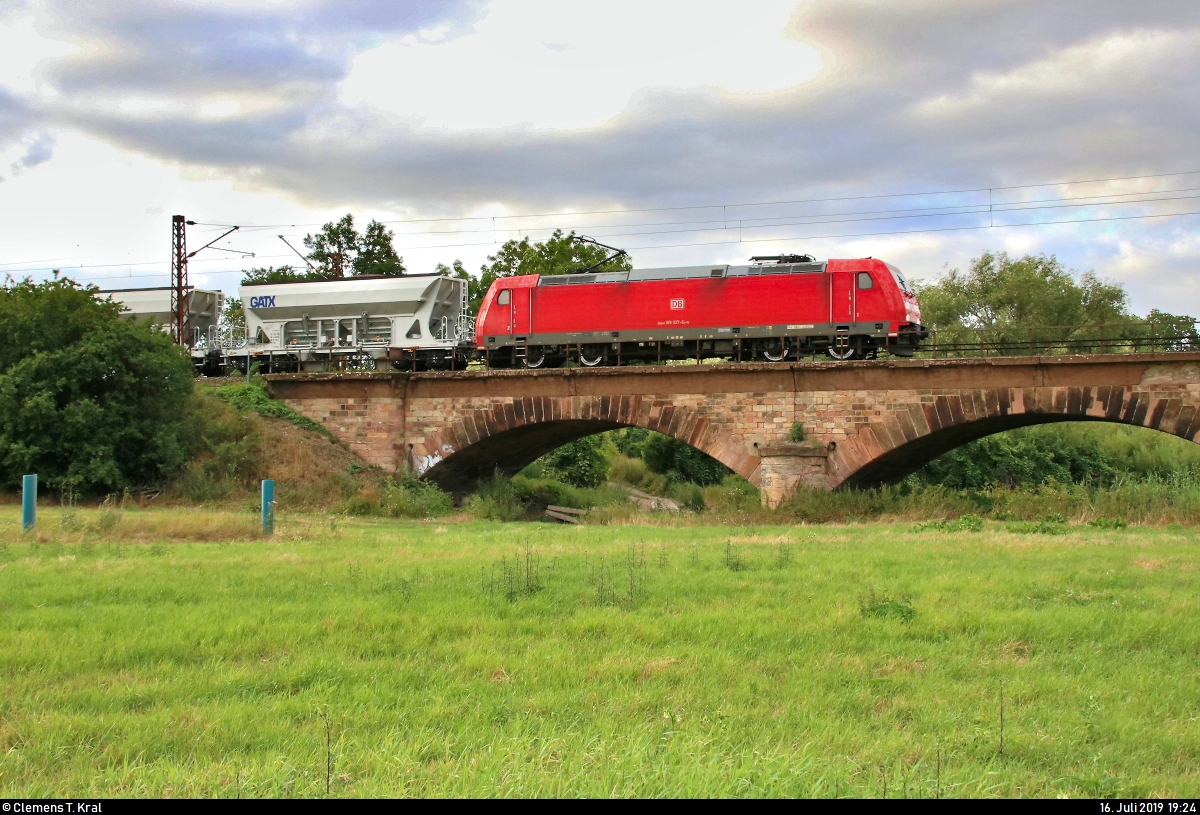 Schüttgutzug mit 185 227-6 DB und Schublok 185 220-1 DB überquert die Saaleaue bei Angersdorf auf der Bahnstrecke Halle–Hann. Münden (KBS 590) Richtung Halle (Saale).
Bild durchlief die Selbstfreischaltung (Überbelichtung).
[16.7.2019 | 19:24 Uhr]