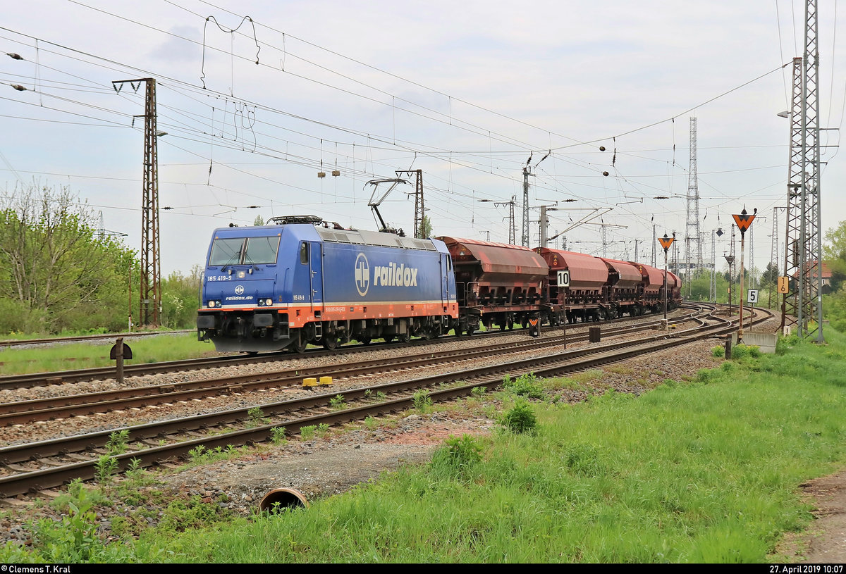 Schüttgutzug mit 185 419-9 der Raildox GmbH & Co. KG fährt in Großkorbetha auf der Bahnstrecke Halle–Bebra (KBS 580) Richtung Naumburg(Saale)Hbf.
[27.4.2019 | 10:07 Uhr]