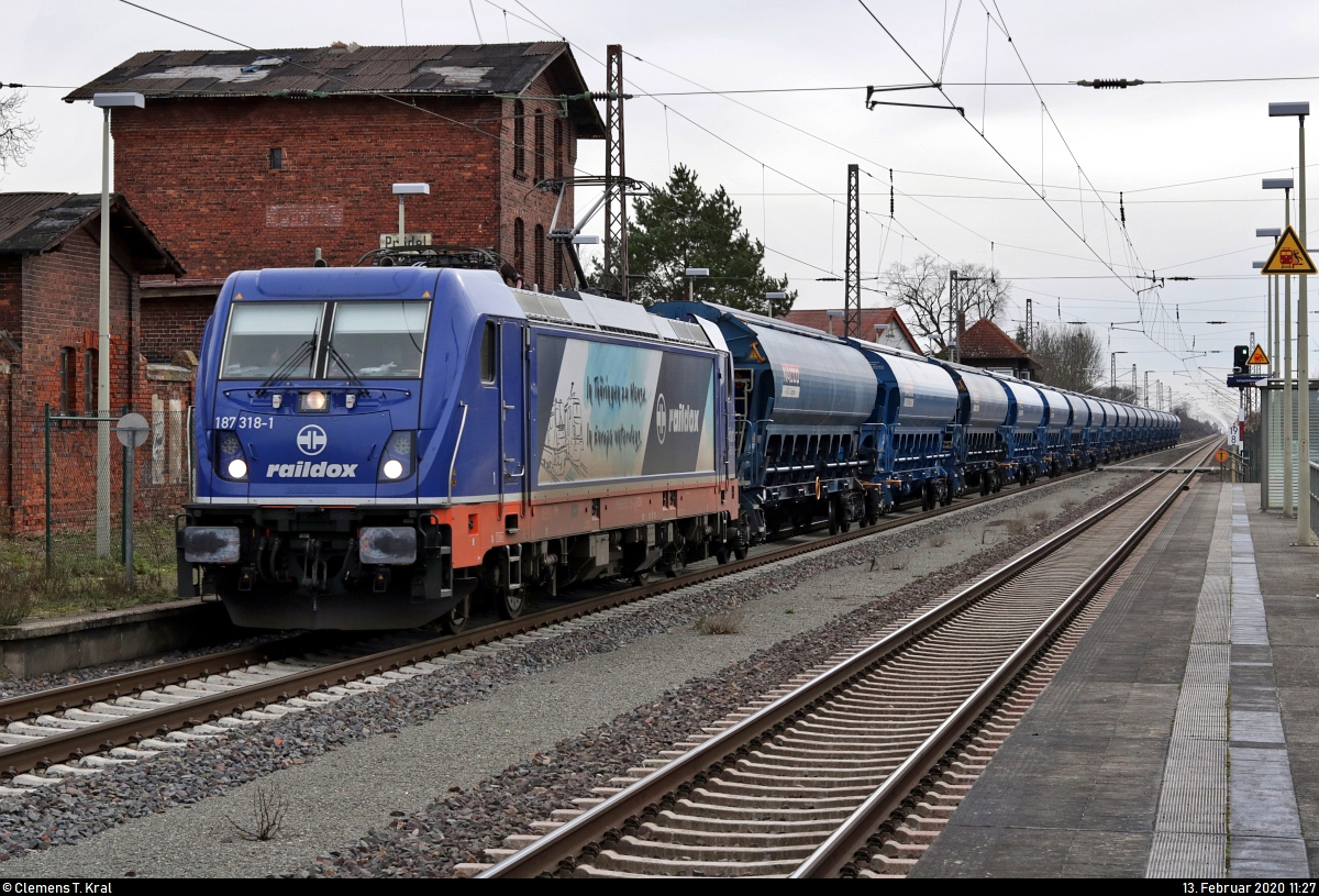 Schüttgutzug mit 187 318-1  In Thüringen zu Hause. In Europa unterwegs.  der Raildox GmbH & Co. KG durchfährt im einheitlichen Blau den Hp Prödel auf der Bahnstrecke Biederitz–Trebnitz (KBS 254) Richtung Biederitz.
Grüße zurück an den Tf!
[13.2.2020 | 11:27 Uhr]