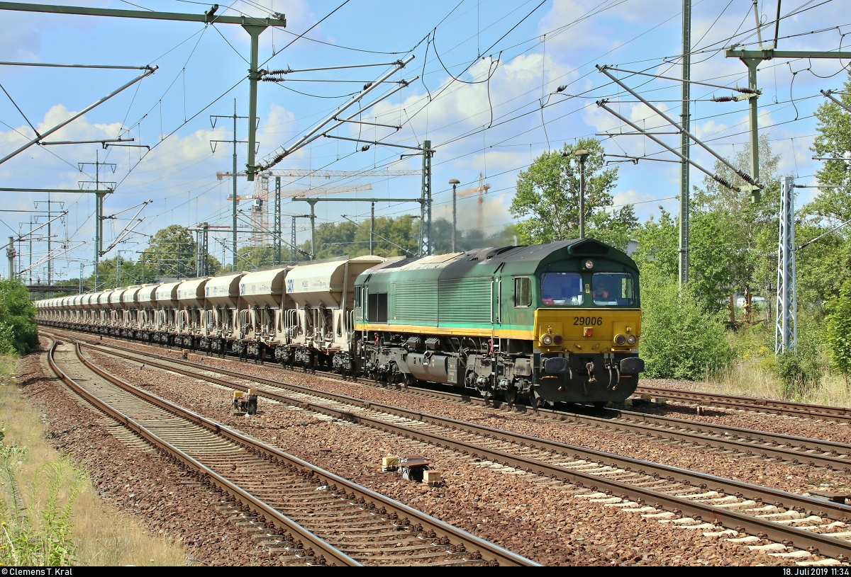 Schüttgutzug mit 266 005-8 (29006 | EMD JT42CWR) der Beacon Rail Leasing S.à r.l. durchfährt den Bahnhof Berlin-Schönefeld Flughafen auf dem Berliner Außenring (BAR | 6126) Richtung Grünauer Kreuz.
Ebenso führt die Lok den Super Self Discharging Train (SSDT) mit, einem aus mehreren, meist sechsteiligen Einheiten bestehenden Verbund aus Schüttgutwagen der Gattung  Faeeprss  (hier nicht zu sehen).
Aufgenommen am Ende des Bahnsteigs 3/5.
[18.7.2019 | 11:34 Uhr]