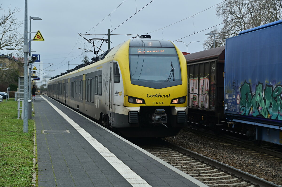Schuß auf den ET 6.12 als RE8 nach Würzburg Hbf von GoAhead der hier gerade die 294 825-5 mit ihrem Güterzug in Kochendorf überholt bevor er in Bad Friedrichshall Hbf hält. Dienstag den 1.2.2022