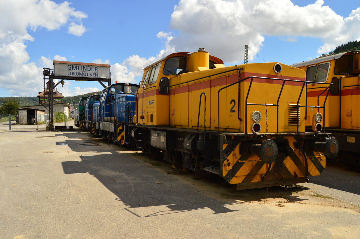 Schuß durch den Mattenzaum bei Gmeinder in Mosbach.
Noch immer stehen einige Dieselloks aus verschiedenen BASF-Standorten auf den ehemaligen Freiladegleisen in Mosbach. 21.8.2016