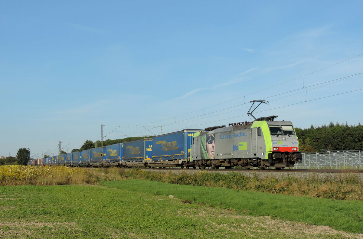 Schutterwald - 01/10/2021 : BLS 486 509 mit einem KLV fährt in Richtung Süden.
