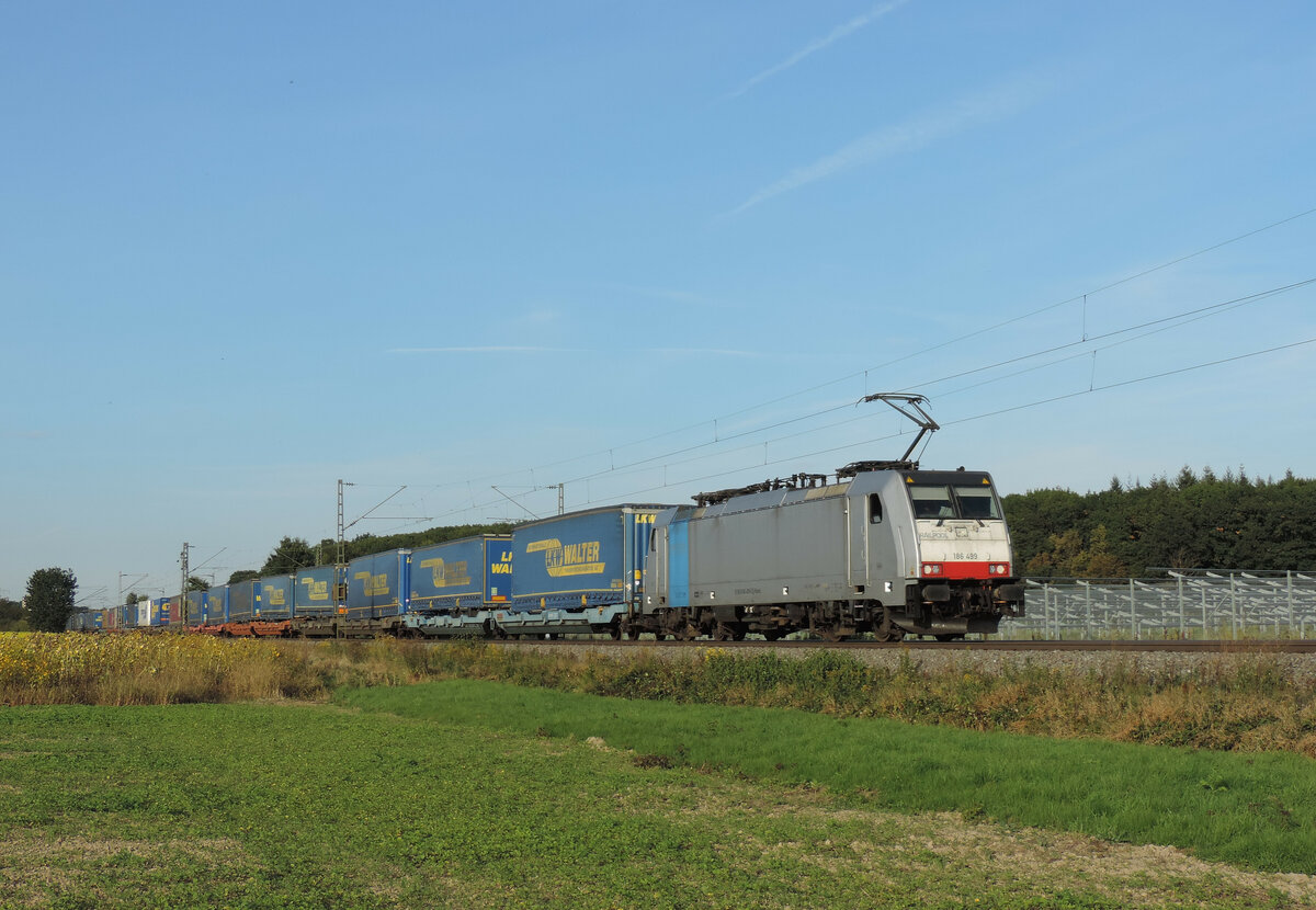 Schutterwald - 01/10/2021 : Railpool 186 499 mit einem LKW Walter KLV fährt in Richtung Süden.
