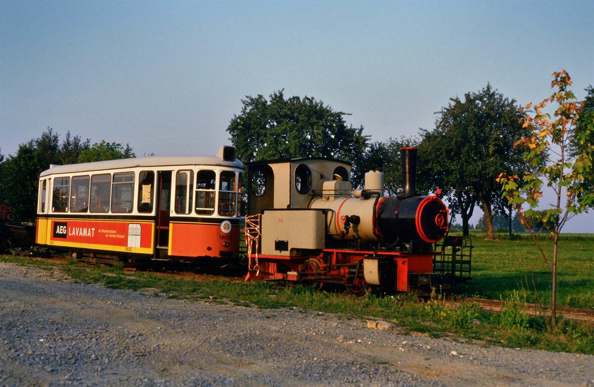 Schw�bisches Bauern-und Technikmuseum Seifertshofen (29.08.1985): Stuttgarter Stra�enbahnbeiwagen vom Typ B2 ( Schiffchen ) Nr. 1602 und eine Feldbahndampflok. Der Beiwagen gelangte 2015 zur M�hringer Hauptwerkstatt der SSB zum Zweck seiner Aufarbeitung und danach zur Stra�enbahn Ulm, wo fr�her einige baugleiche Beiwagen verkehrten. 