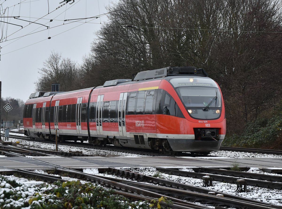 Schwanengesang auf die Triebwagen der Baureihe 644. Heute ist der letzte Fahrtag auf dem abschnitt Bedburg-Düsseldorf der RB 38. Hier kommt der Triebwagen 644 525 nach Köln Deutz/Messe am Bü Blumenstraße in Grevenbroich eingefahren.9.12.2017