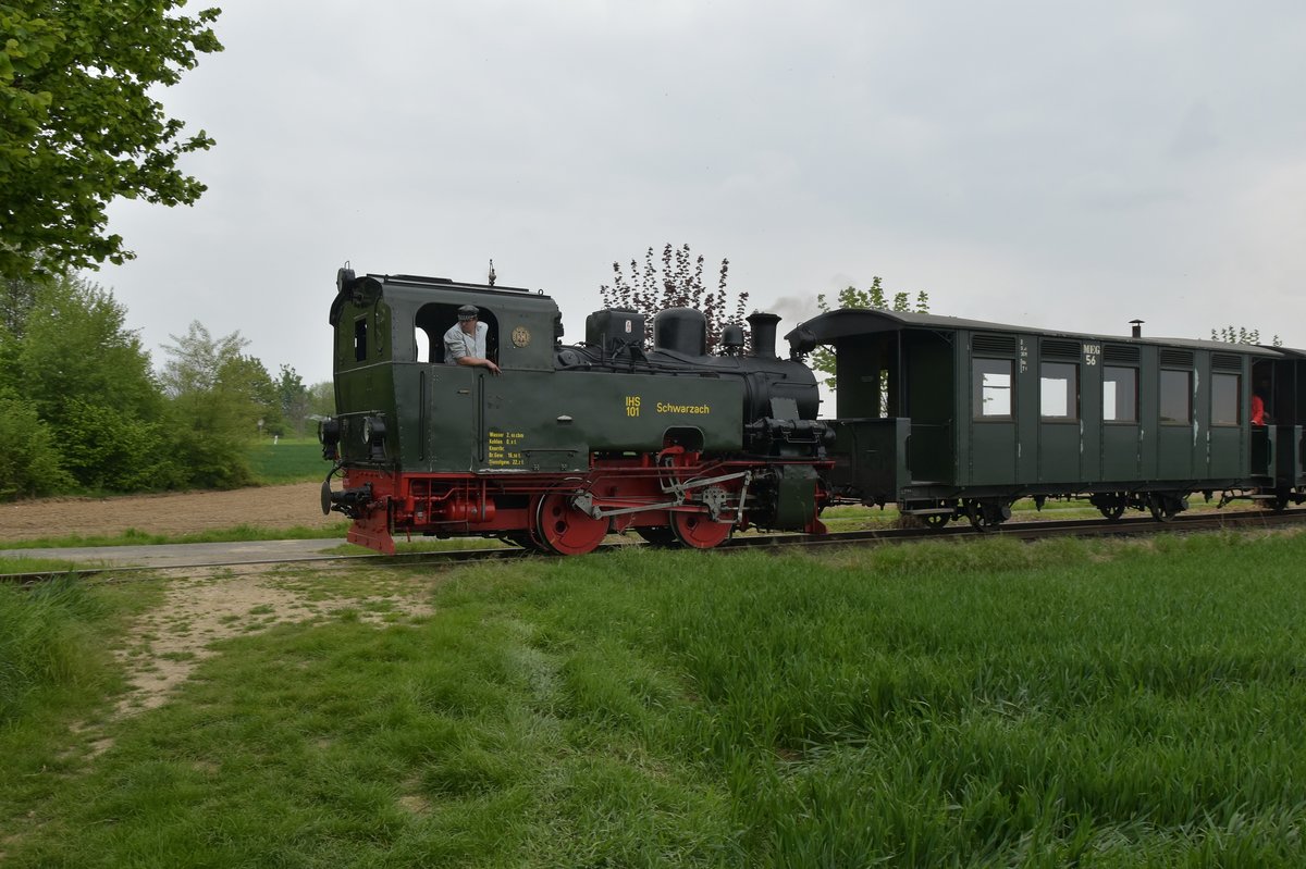 Schwarzach 101 mit einem Personenzug auf dem Weg nach Schierwaldenrath bei Birgden.
7.5.2017