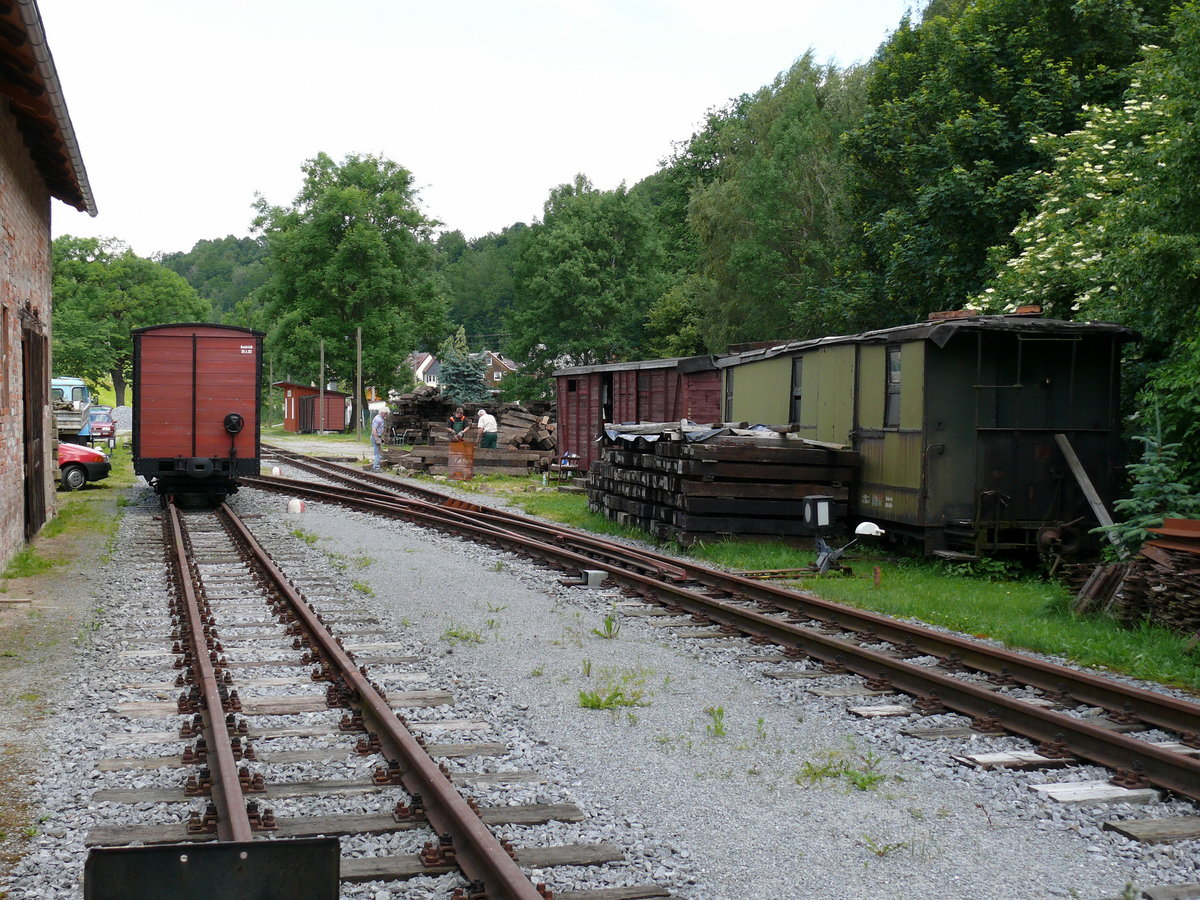 Schwarzbachbahn, im Bahnhof Lohsdorf wird fleissig gearbeitet denn obwohl seit Gründung des Vereins im Jahre 1995 schon sehr viel geschafft wurde, gibt es im Gelände und bei Aufarbeitung der Wagen immer zu tun; Bild ist vom 22.06.2010                                                                                                                               
