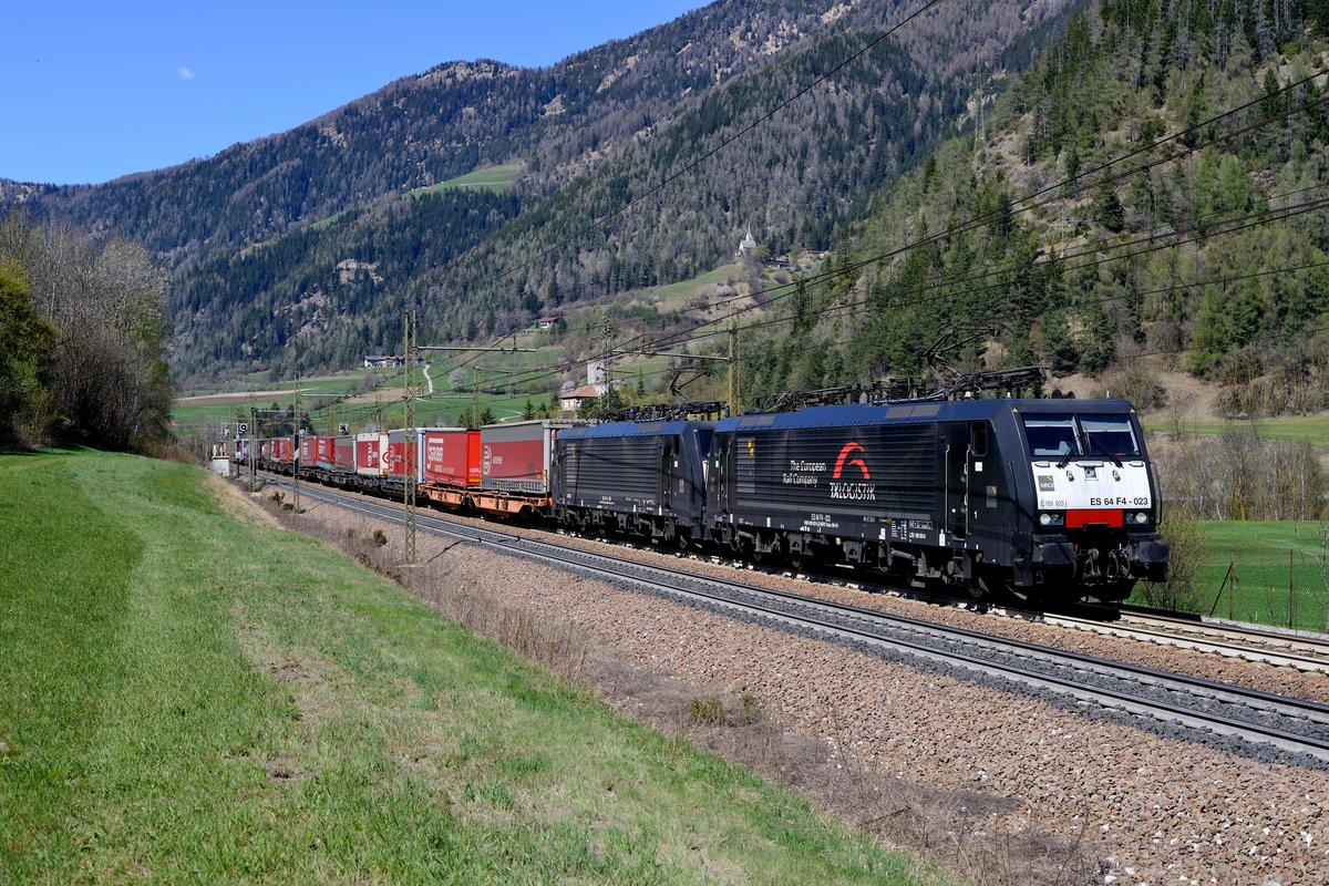 Schwarze 189er erhöhen nicht gerade meinen Pulsschlag, gelegentlich sollte man diese aber auch einmal dokumentieren. Am 08. April 2017 brachte das Tandem 189 923 und 936 den DGS 43107 von Wanne Eichel nach Verona Q.E. bei Mauls im schon frühlingshaften Südtirol talwärts.
