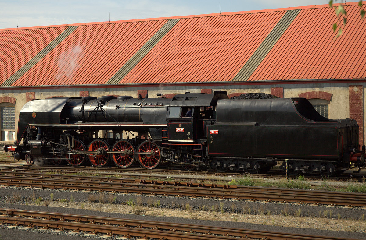 Schwarze Lok vor rotem Dach,  475 179 in Ceska Lipa. 08.09.2019 10:43 Uhr.