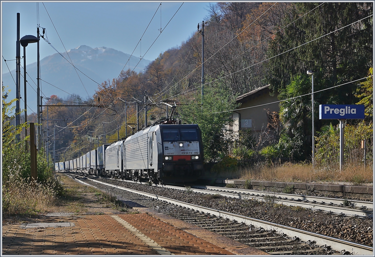 Schwarze Loks am Simplon: die MRCE 189 982 und eine weiter, unterwegs für SBB Cargo International mit eine  Walter -Zug auf der Fahrt nach Norden bei der Durchfahrt in Preglia.
21. Nov. 2017