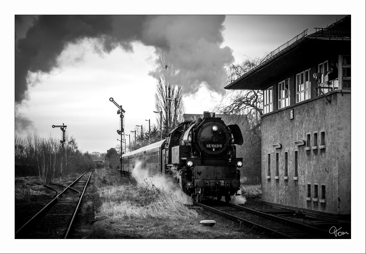 Schwarzer Blitz durch Meuselwitz - 65 1049 bei der einer Plandampfveranstaltung von Meuselwitz nach Zeitz.  6.2.2011