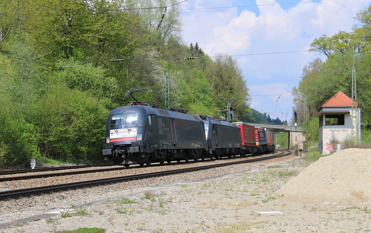 Schwarzes Doppel: 182 598 (ES 64 U2-098) in Doppeltraktion mit 189 910 (ES 64 F4-010) und einem KLV-Zug in Fahrtrichtung Rosenheim. Aufgenommen am 24.04.2014 in Aßling.