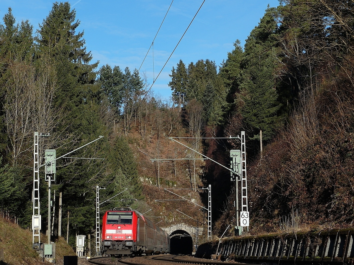 Schwarzwaldbahn III - Auf dem 34 km langen Abschnitt zwischen Gutach und St. Georgen mit 36 Tunneln hat 146 231-6 mit IRE 5314 von Karlsruhe nach Konstanz gerade den 328 m langen Hohnen-Tunnel in der Nähe von Triberg durchfahren (31.12.2013).