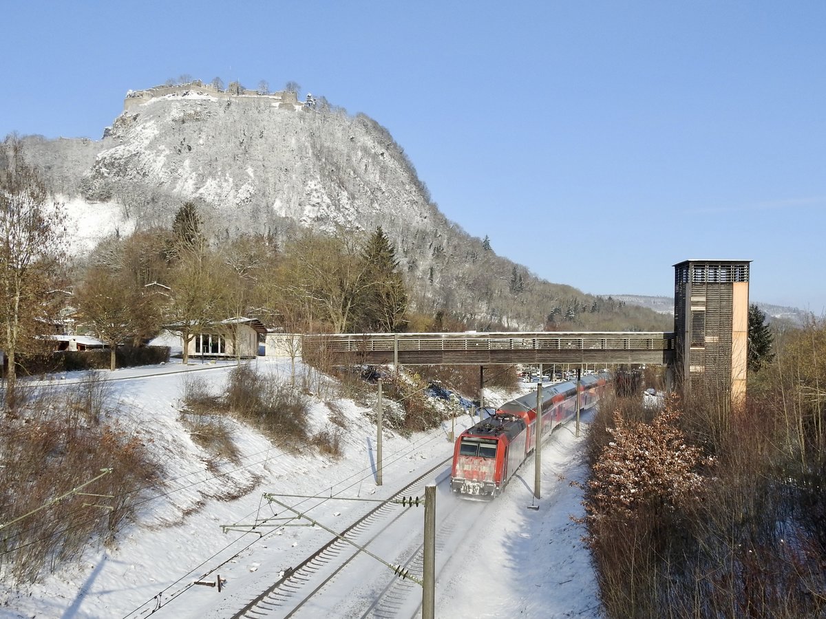Schwarzwaldbahn in Richtung Offenburg bei der Ausfahrt aus dem Bahnhof singen Hohentwiel. Im Hintergrund der Hausberg von singen, der Hohentwiel. Der Zug heute, vermutlich wegen der Wetterbedingungen, mit Lok am Anfang und Ende des Zugs. Foto vom 11. Februar 2021.