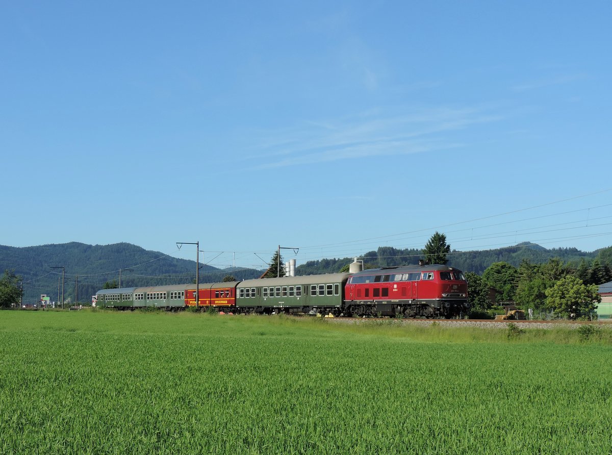 Schwarzwaldbahn zwischen Biberach und Gengenbach - 1. Juni 2019 : NeSA Lok 218 155 ist mit einem Sonderzug Rottweil - Lahr unterwegs.
