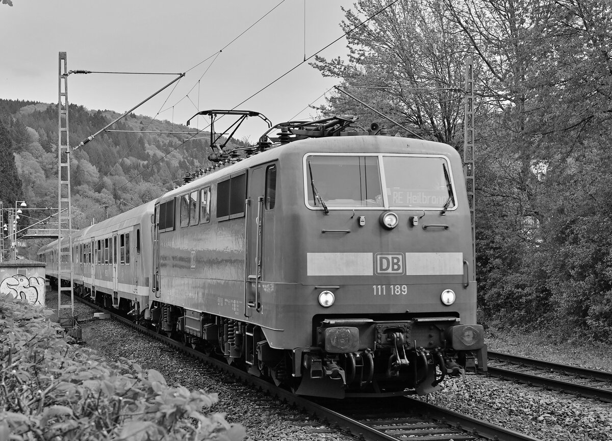 Schwarz/weiss Ausführung des Bildes der 111 189 mit dem Murgthälerzug auf dem Weg nach Heilbronn.
Neckargerach am 29.4.2022