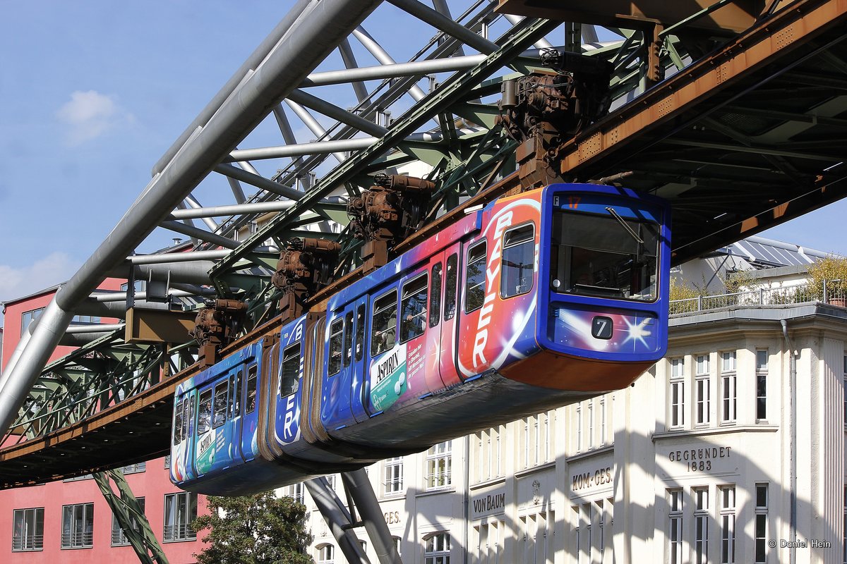 Schwebebahn  Bayer  Gtw 72/17 in Wuppertal, September 2016.