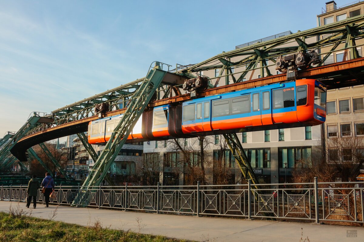 
Schwebebahn Gtw 14/27  Retro-Design Gtw 72  in Wuppertal, Januar 2026.