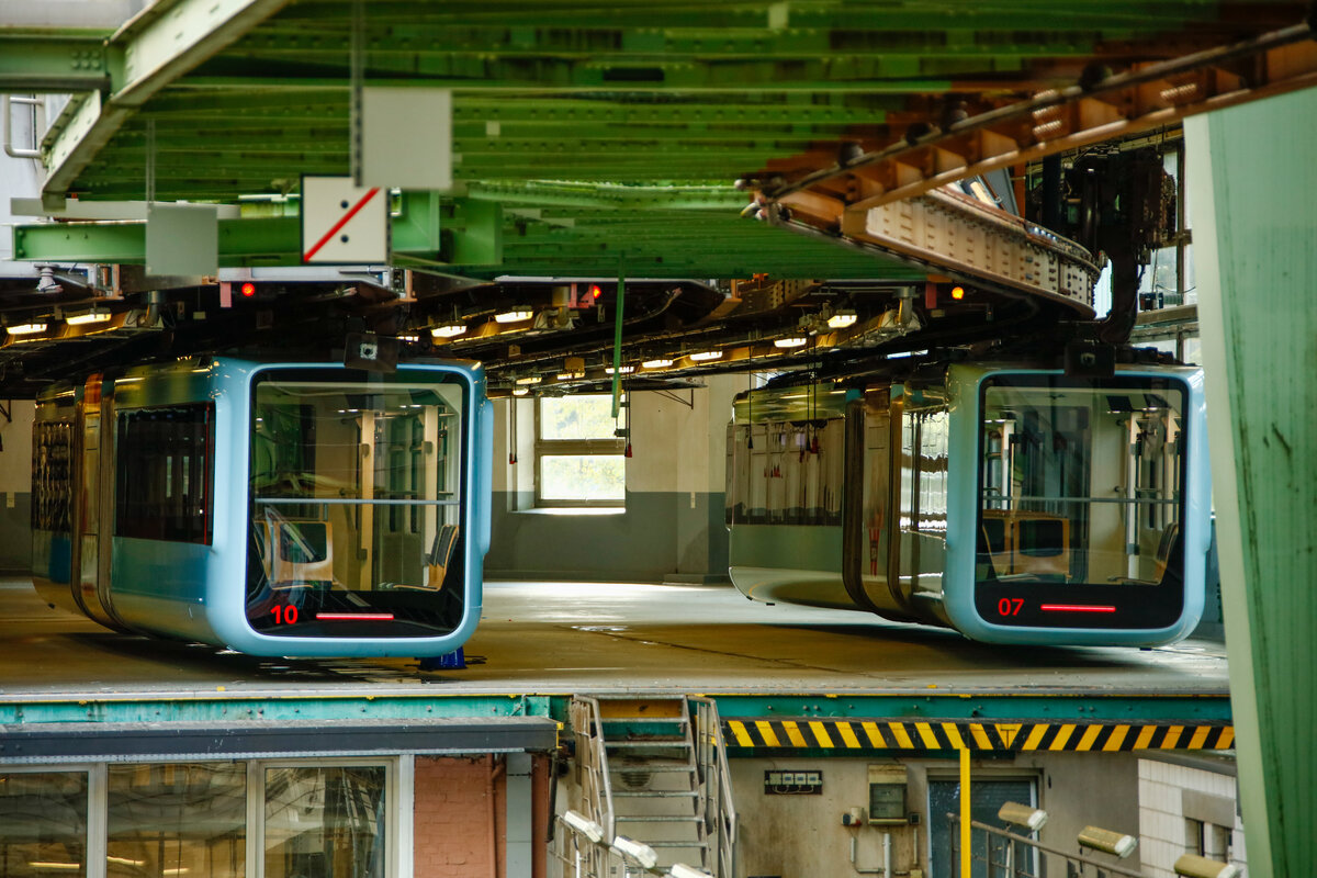 Schwebebahn Gtw 15/10 & Gtw 15/07 in der Wagenhalle in Wuppertal Vohwinkel, August 2021.