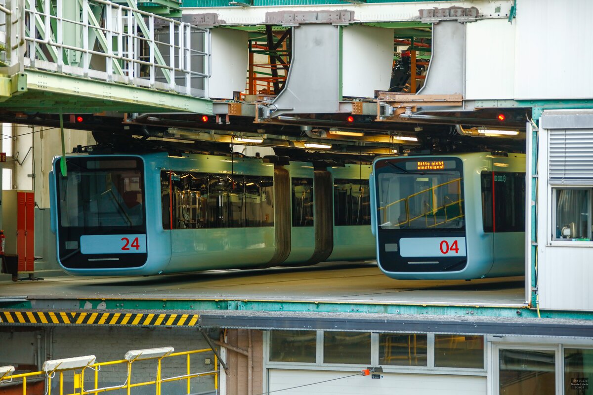 Schwebebahn Gtw 15/24 und Gtw 15/04 in der Wagenhalle in Wuppertal Vohwinel, August 2021.