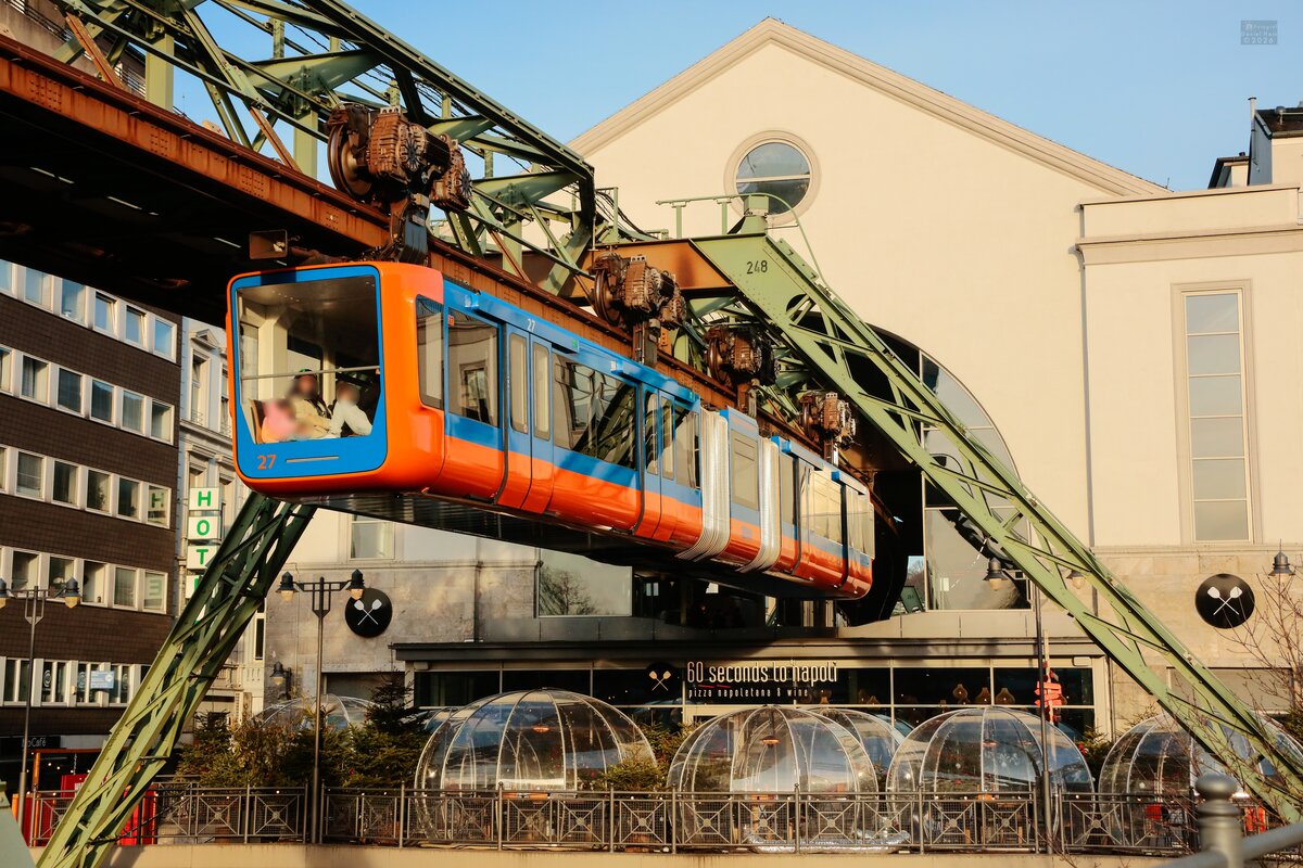 Schwebebahn Gtw 15/27  Retro-Design Gtw 72  in Wuppertal, Januar 2026.