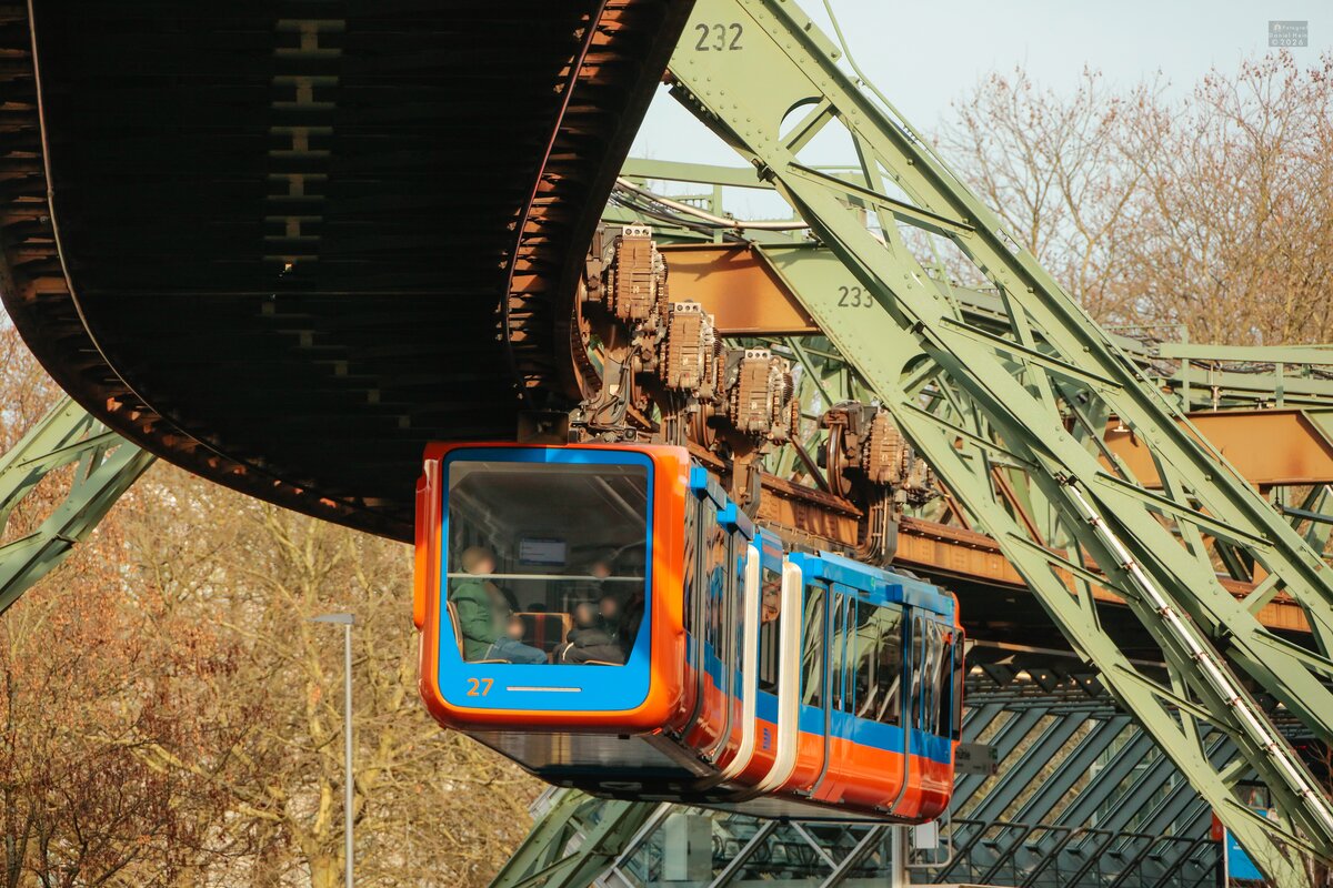 Schwebebahn Gtw 15/27  Retro-Design Gtw 72  in Wuppertal, Januar 2026.