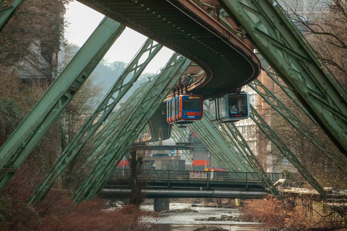 Schwebebahn Gtw 15/27  Retro-Design Gtw 72  & Gtw 15/12 in Wuppertal, Januar 2026.