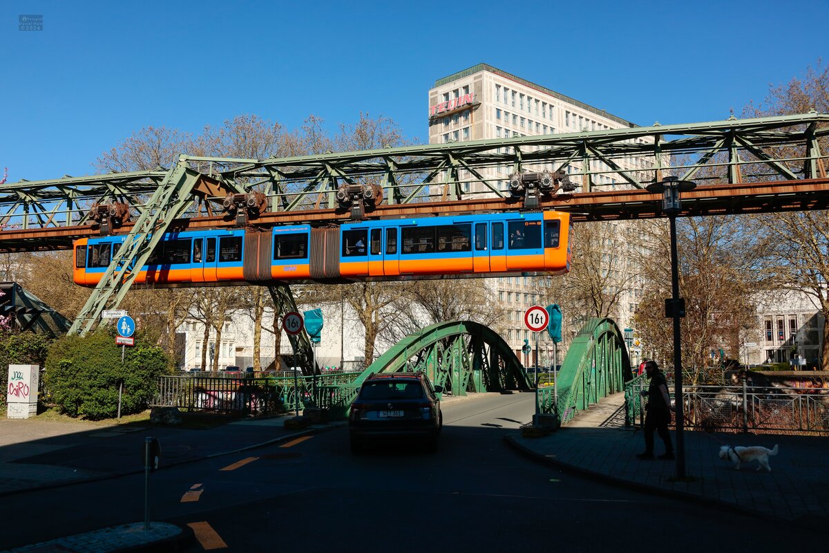 Schwebebahn Gtw 15/27  Retro-Design Gtw 72  in Wuppertal, April 2026.