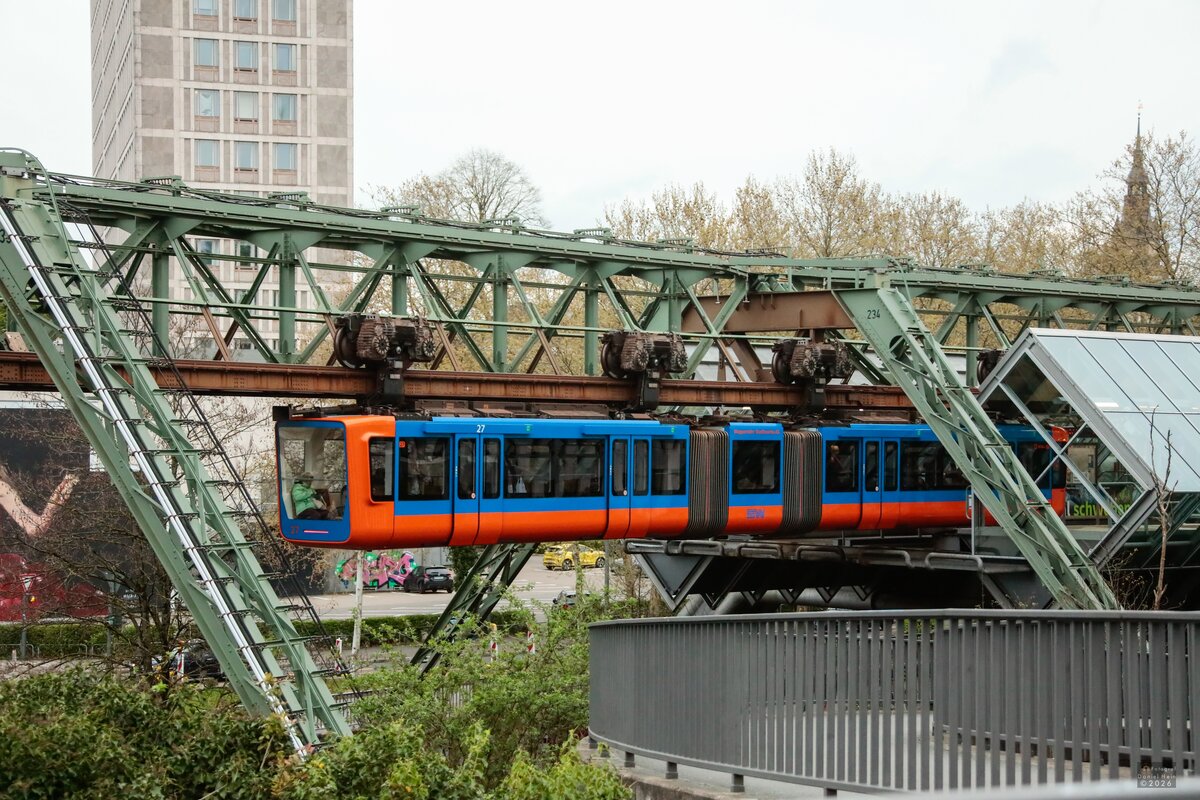 Schwebebahn Gtw 15/27  Retro-Design Gtw 72  in Wuppertal, April 2026.