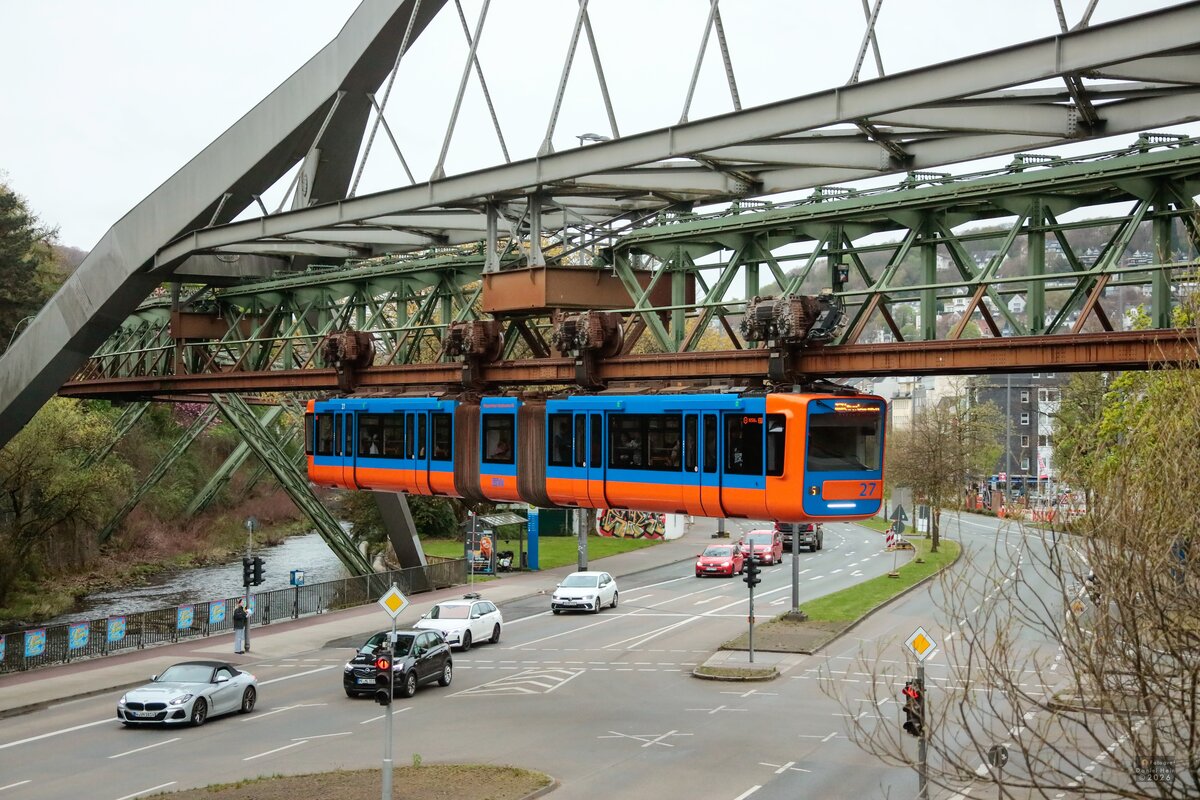 Schwebebahn Gtw 15/27  Retro-Design Gtw 72  in Wuppertal, April 2026.