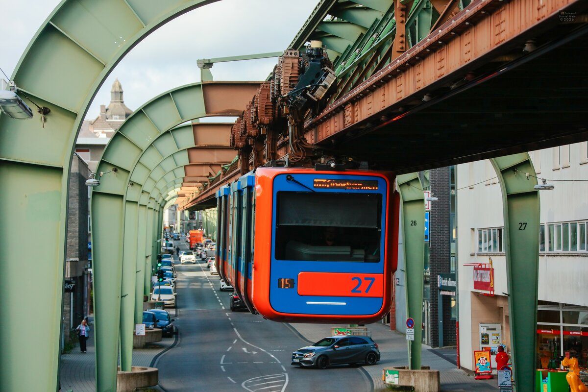 Schwebebahn Gtw 15/27  Retro-Design Gtw 72  in Wuppertal, Juni 2026.