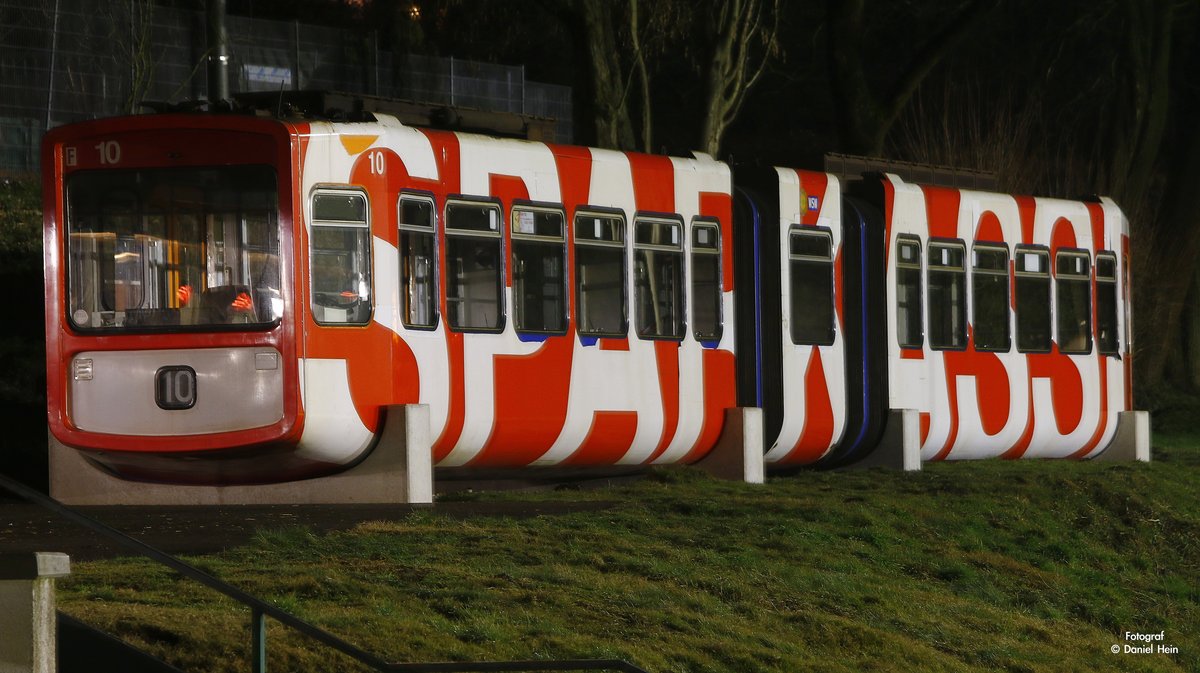 Schwebebahn Gtw 72/10  Sparkasse  in Wuppertal, Februar 2017. 